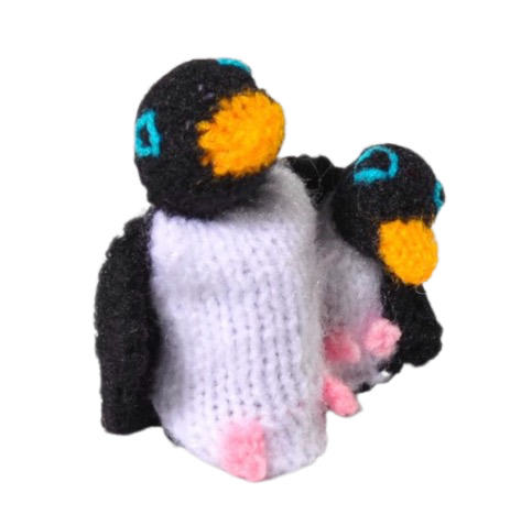 Fingerdocka Pingvin med liten kompis eller barn, handstickad av alpackagarn i Peru för Fair Trade.