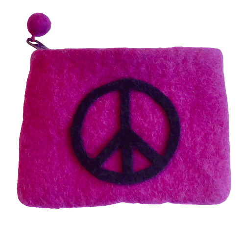necessär eller etui i pink färg, med svart fredsmärke. Med dragkedja, insidan fodrad. Handtovad för Fair Trade.