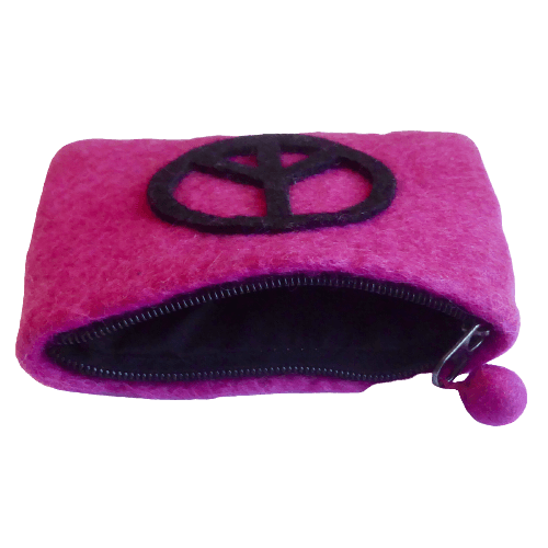 necessär eller etui i pink färg, med svart fredsmärke. Med öppen dragkedja, insidan fodrad. Handtovad för Fair Trade.