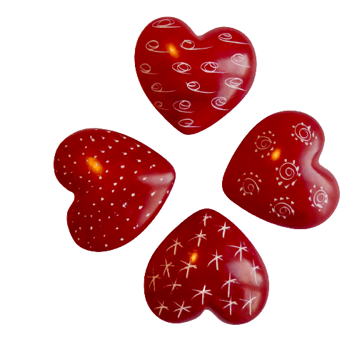 Litet hjärta, rött med inristad mönster, täljsten, dekorativt, som present eller maskot. Fair Trade