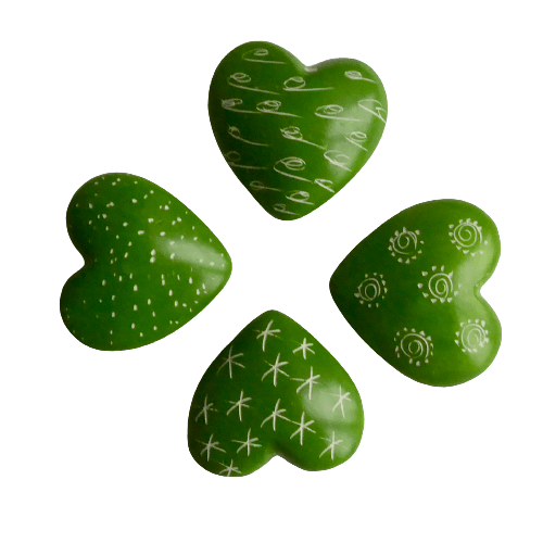 Litet hjärta, grönt med inristat mönster, täljsten, Fair Trade. Bild med fyra hjärtan med olika mönster.