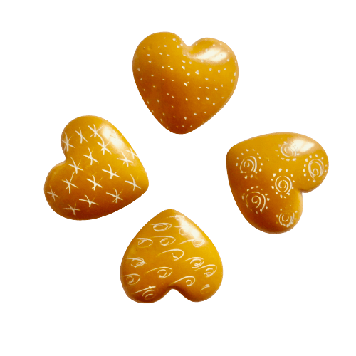 Små hjärtan i gul färg, med inristat mönster, täljsten, Kenya, Fair Trade