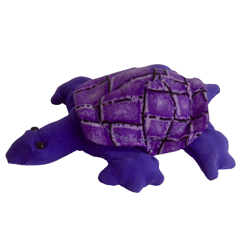 Sanddjur formad som en liten sköldpadda, lila mönster. Gjord av tygrester, fylld med finsand. Fair Trade.