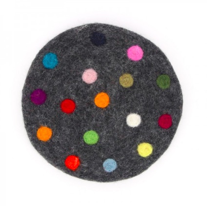 Handtovat underlägg Dots / Prickar, i mörkgrå färg med prickar i flera färger. Praktiskt, dekorativt och Fair Trade.