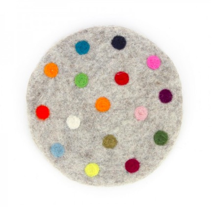 Handtovat underlägg Dots / Prickar, i ljusgrå färg med prickar i flera färger. Praktiskt, dekorativt och Fair Trade.