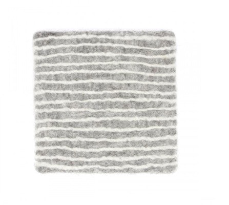 Ett kvadratiskt underlägg av handtovad ull, färg ljusgrå, men ljusa vågliknande ränder. Fair Trade från Nepal.