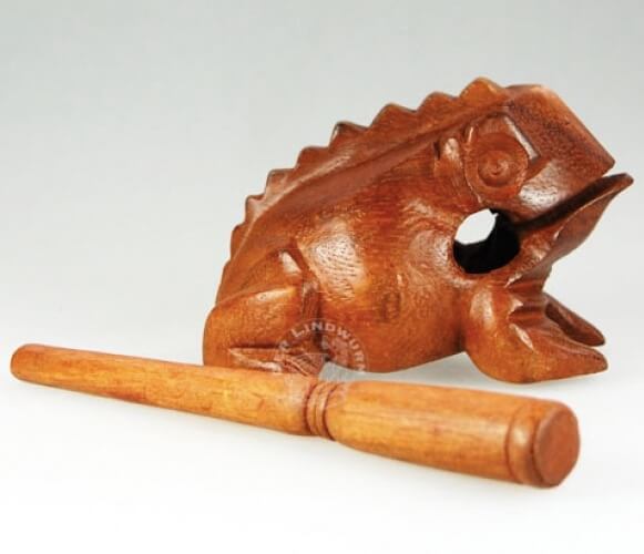 Klanginstrument Groda i trä. Raspinstrument, även present till alla som älskar grodor. Fair Trade Thailand. Bild med pinne bredvid.
