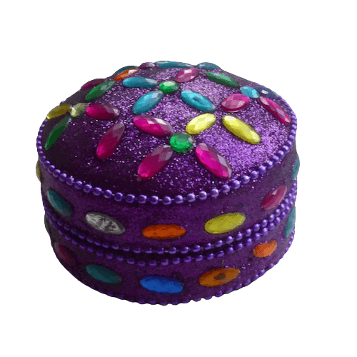 Glittrig nipperask, en liten rund plåtask i lila färg. med färgglad dekoration. Insidan och botten fodrade i svart.