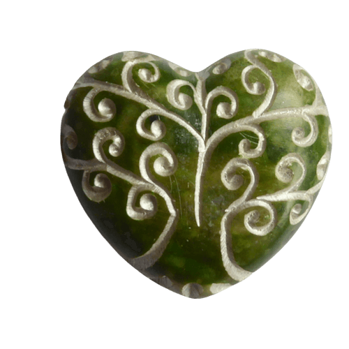 Grönt hjärta med inristat mönster på ena sidan, 4 x 4 x 2 cm. Täljsten, Kenya, Fair Trade.