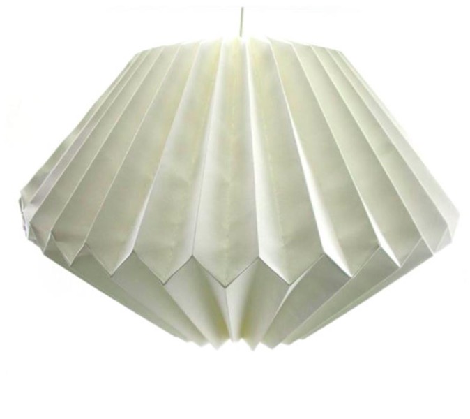 Yoko-lampskärm i origami-inspirerad faltteknik. Yoko är eleganta lampmodeller i kartongpapper som ger ett fint milt ljus. Handarbete. Only Natural.