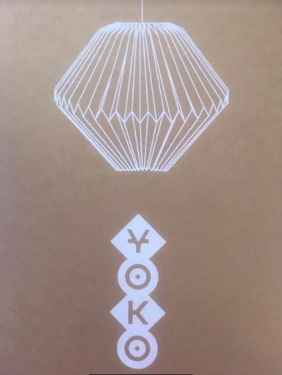 Miljövänlig förpackning med bild på Yoko-lampan som visar lampans form.