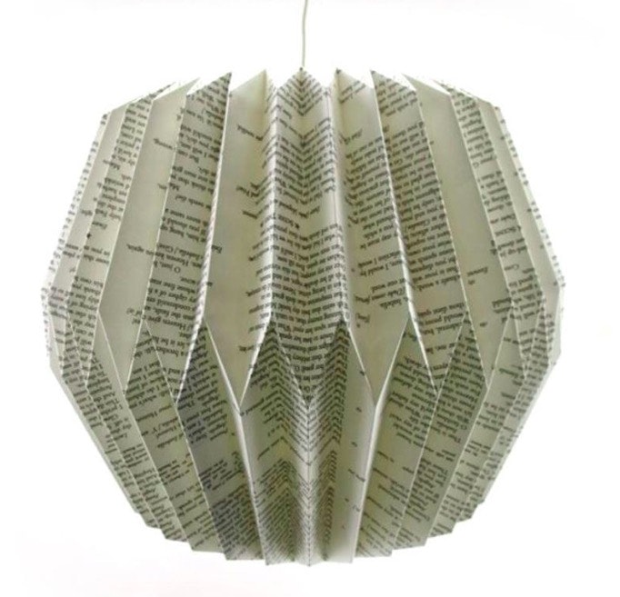Yoko lampskärm med utdrag av Shakespeares pjäser. Origami-faltteknik från Only Natural.