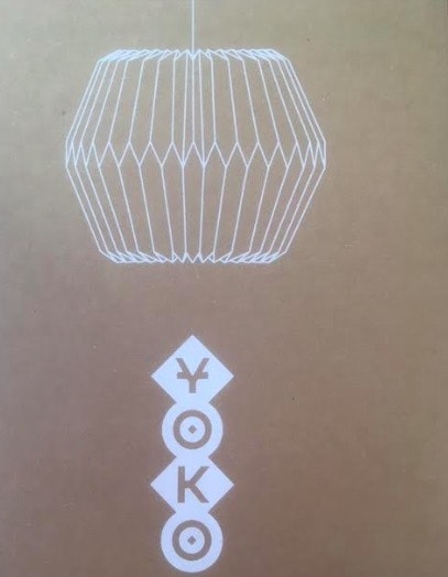 Miljövänlig förpackning med bild på Yoko-lampan som visar lampans form. Shakespeare-citaten återges inte på förpackningen.