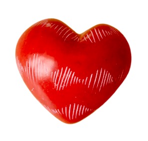 Rött hjärta  med inristat vågmönster, täljsten, Handgjort i Kenya för Fair Trade.