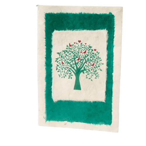 Dubbelt brevkort, handgjort. Ett gratulationskort av kraftigt loktapapper. Motivet på framsidan Livets träd, med små röda fåglar och hjärtan. Fair Trade.