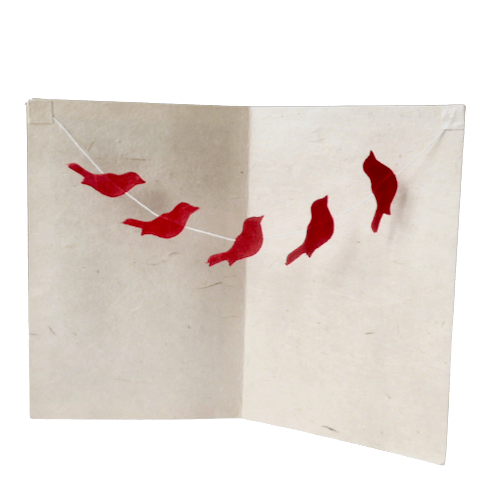 Dubbelt brevkort, handgjort. Ett gratulationskort av kraftigt loktapapper. Uppställt, stående. Insidan med små röda fåglar sittande på ett snöre.