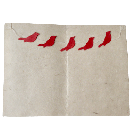 Dubbelt brevkort, handgjort. Ett gratulationskort av kraftigt loktapapper. Insidan med små röda fåglar sittande på ett löst snöre. Fair Trade.