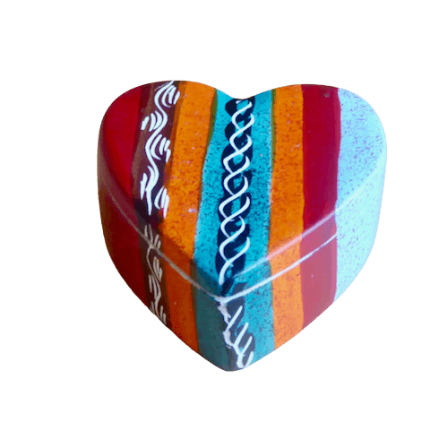 Hjärtformad nipperask i täljsten. 5x5cm. Med lock. Dekorerad med målad och inristat mönster. Fair Trade Kenya.
