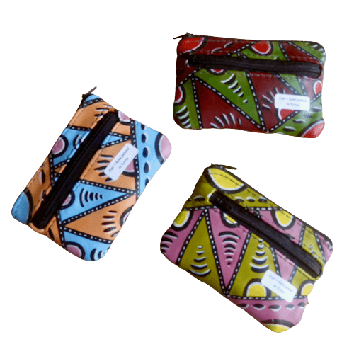 3 små läderfodral med dragkedja, för småsaker. Olika färger, mönstret inspirerat av African art. Extra fack på baksidan. Fair Trade från Kenya.