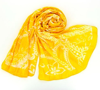 Tunn, mjuk sjal i bomull i klar gul färg med vitt, slingrande blomstermönster. 180x50cm. Fair Trade från Indien.