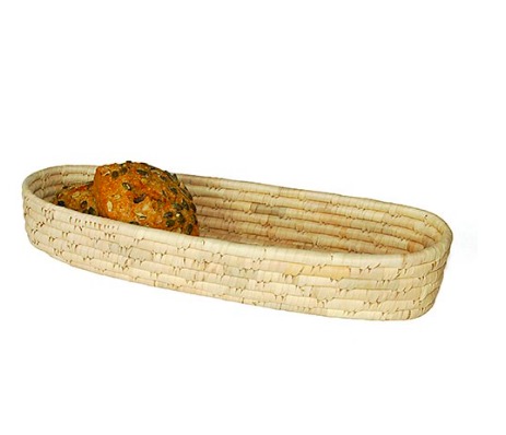 Brödkorg Baguette, oval, palmblad, naturfärg. handflätad av palmblad för Fair Trade i Bangladesh. Bild med frallor som dekoration.