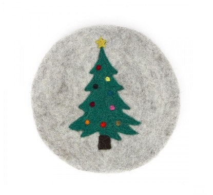runt underlägg till gryta och kanna, motiv i grön färg:  Julgran dekorerad med julkulor och stjärna. Fair Trade Nepal.
