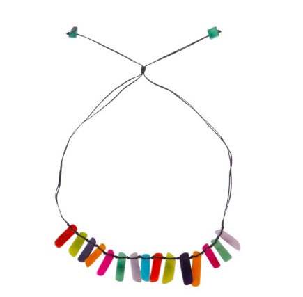 Halssmycke Slices, multicolor, taguanöt, 15 tunna avrundade bitar i olika färger.  Justerbart halsband av bomullsnöre. Fair Trade.