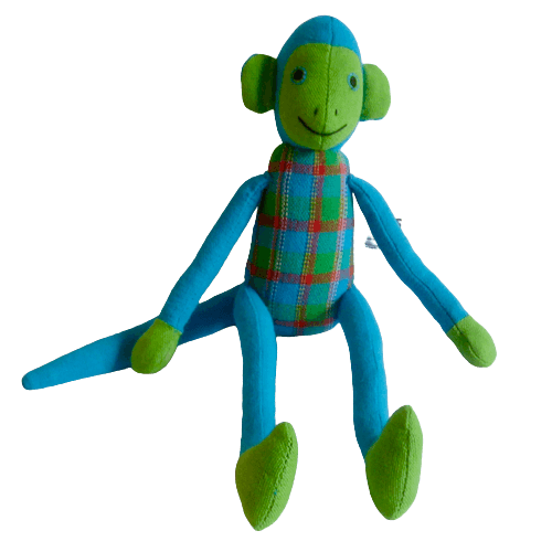 Sittande apa i tyg, tygleksak och maskot. Grön-blå rutig. Armar och ben i klarblå färg. Gröna händer, fötter, öron, ansikte. Pigg & charmig. Fair Trade.