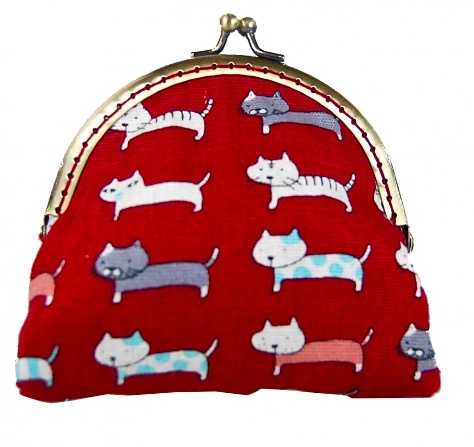 Börs, sminkväska med motiv Små katter i olika färger och  mösnter, samma storlek. Röd bomullstyg. Fair Trade.