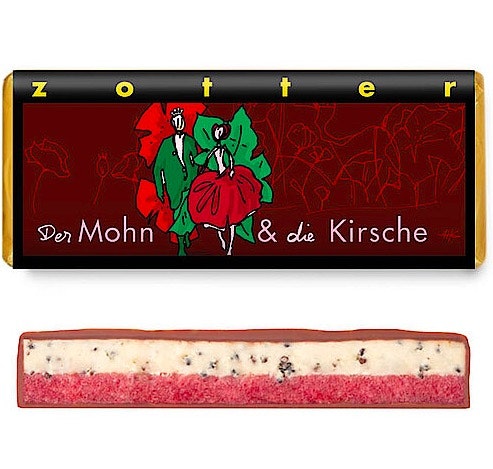 Zotter chokladpralin, Poppyseeds & cherry. Handgjord och exklusiv. Omslag med stiliserat  par (Herr Mohn-poppyseed och Frau körsbär (cherry). Nedan på bilden tvärsnitt genom chokladkakan. Ekologisk oc