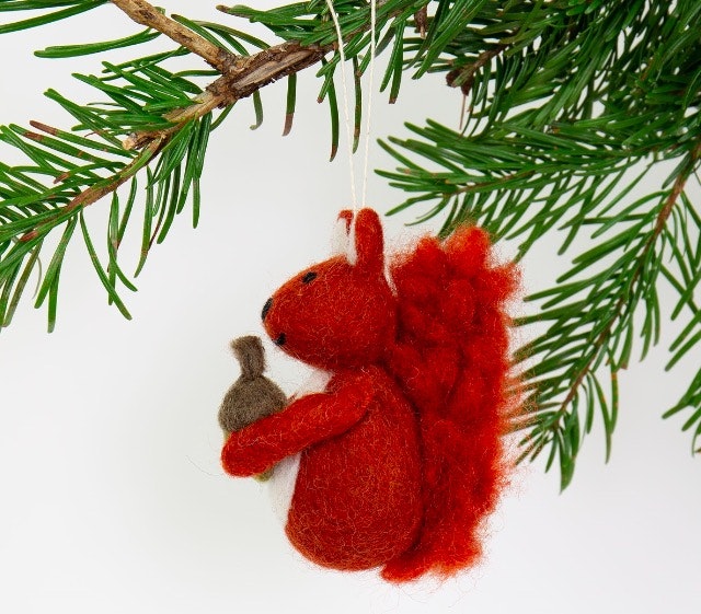 Julhänge Squirrel-Ekorre med nöt, tovad ull, Afroart. Juldekoration och vinterdekoration.