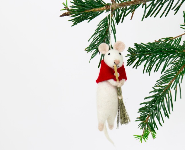 Julhänge Mouse with broom, Mus med kvast, tovad, Afroart. Juldekoration, julklapp till Tjugondag.