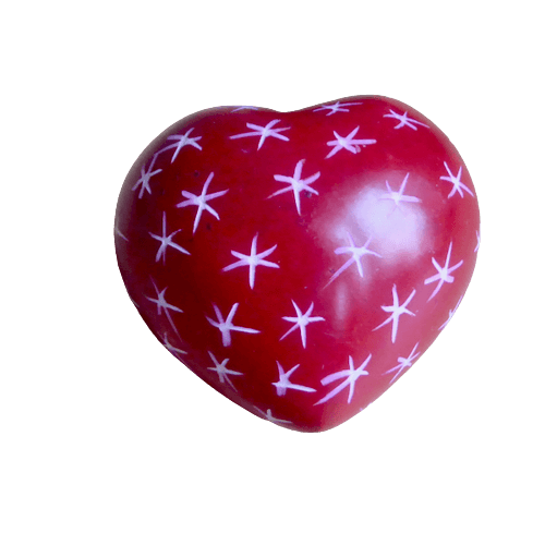 Hjärta, rött med inristade stjärnor, täljsten, Kenya. Fair Trade. 4x4x3cm.