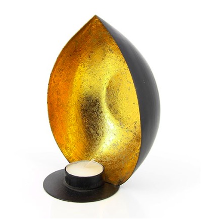 Värmeljushållare Mussla, oval, järnplåt. Fint reflekterande guldglänsande insida. Fair Tade. Bild från sidan.