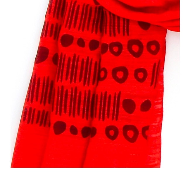 Sjal eller scarf i handvävd siden och bomull-viskos. 60x180cm. Härligt klarröd färg. Mörkt mönster med ränder och prickar. Detajlbild på mönstret. Fair Trade Vietnam.
