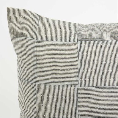 Kuddfodral Patch Thin Stripes, lapptäcksmönster, Afroart. 50x50cm, ekologisk bomull. Detalj på den dekorativa framsidan på bilden.