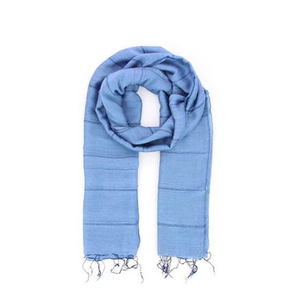 Sjal, scarf, siden/viskos, ljusblå. 60 x 180cm. Handvävd i Vietnam för Fair Trade.