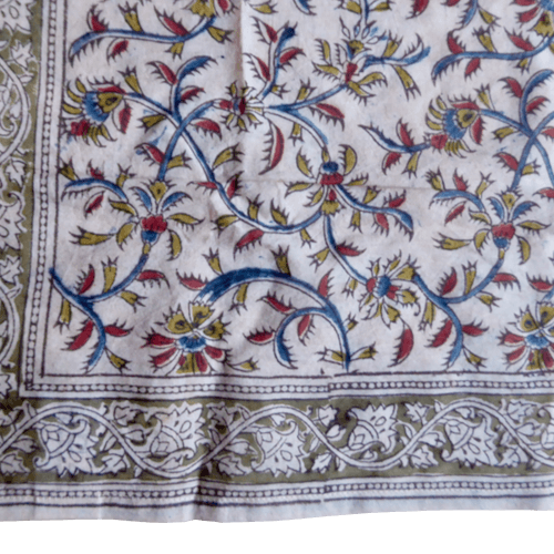 Kalamkari halsduk, Kvadrat, växtmönster i blått och rätt, blocktryck, Fair Trade Indien. Detaljbild.