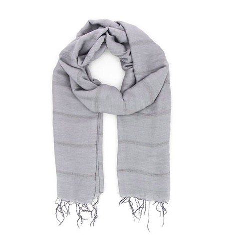 Sjal, scarf isiden/viskos, elegant ljusgrå färg och diskret mönster, handvävd. Mått 60x180cm.