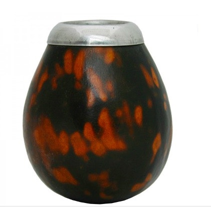 Kalebass-kopp till mate, matekopp, mindre storlek, ca 150 ml. Mönster och färg varierar, på bilden mörkbrun med ljusare fläckar.