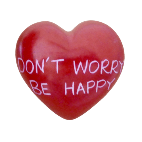 Rött hjärta med inristad text Don't worry be happy. Täljsten, Fair Trade Kenya