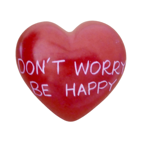 Rött hjärta med inristad text Don't worry be happy. Täljsten, Fair Trade Kenya