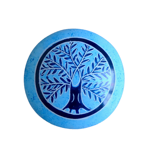 Handsten med Livets träd.  En rund, ljusblå täljsten som ligger fint i handen. Skänker lugn, tröst och glädje. Fair Trade.