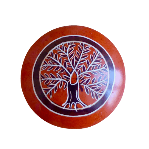 Handsten med motiv Livets träd, rund, orange, täljsten. Skönt att håll i handen, skänker lugn, tröst och glädje. Fair Trade.