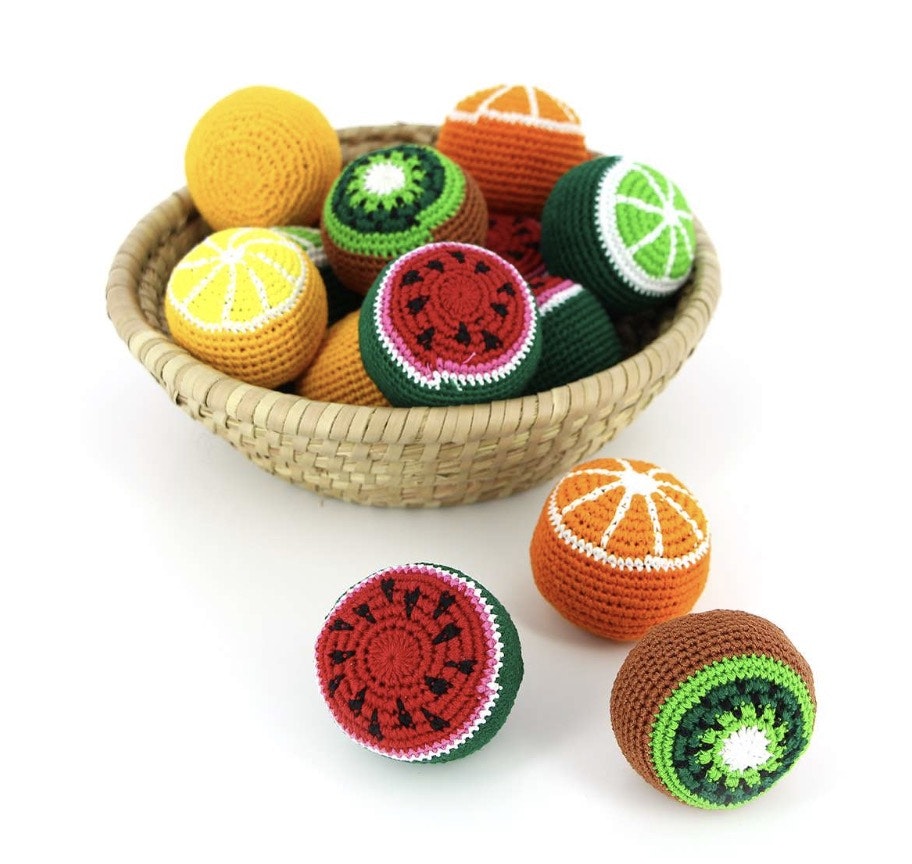 Antistress, jongleringsbollar, liknar en liten melon, kiwi apelsin  eller citron. De ligger i ett fruktskål. Handvirkad för Fair Trade.