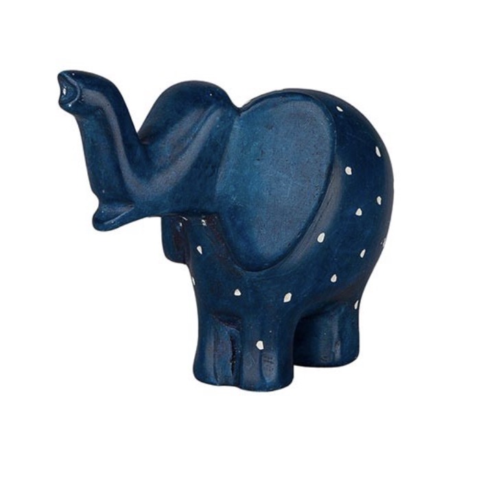 En liten blå elefant med vita prickar. Snabeln är nyfiket lyft. Täljsten.Handarbete från Kenya för Fair Trade.