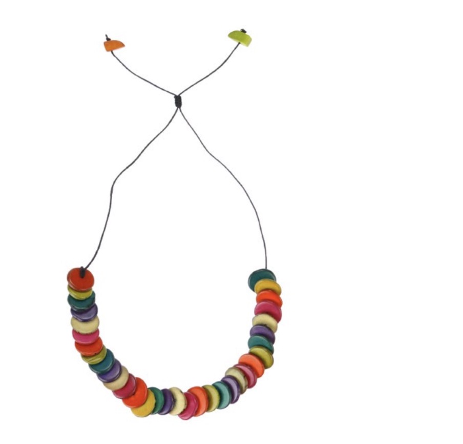 Halssmycke, 33 små skivor av taguanöt i flera färger. Tätt ihopflätade. Med hela halsbandet, bomullsnöre justerbart. Fair Trade.