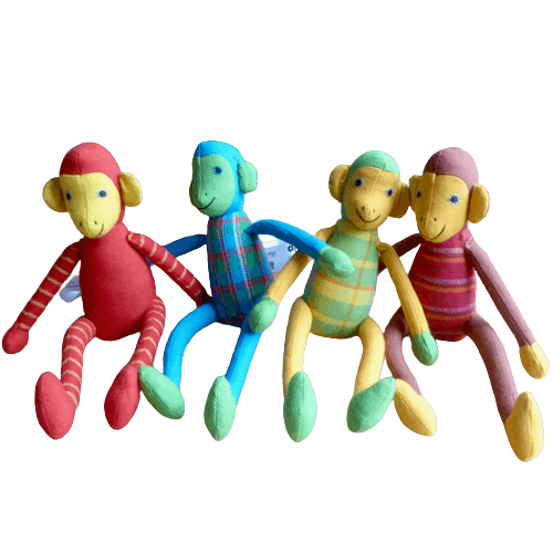 4 sittande tyg-apor som tygleksak eller maskot: Orange-gul, blågrön, grön-gul, brun-röd. Olika mönstrade, enfärgade ansikte, händer och fötter. Pigga, glada, charmiga, individuella Fair Trade.
