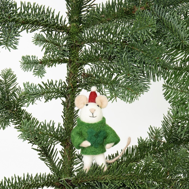 Julhänge Mouse Santa, Mus med tomteluva, tovad, Afroart. Som fin deko i julgranen.
