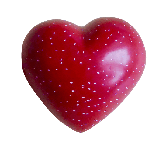 Hjärta rött med inristat prickmönster. 5 x 5 x 4 cm. Täljsten, Kenya, Fair Trade